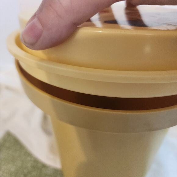 Vintage Rubbermaid 2224 Mushroom Canister 1970s Retro Yellow Kitchen Container - Picture 8 of 10